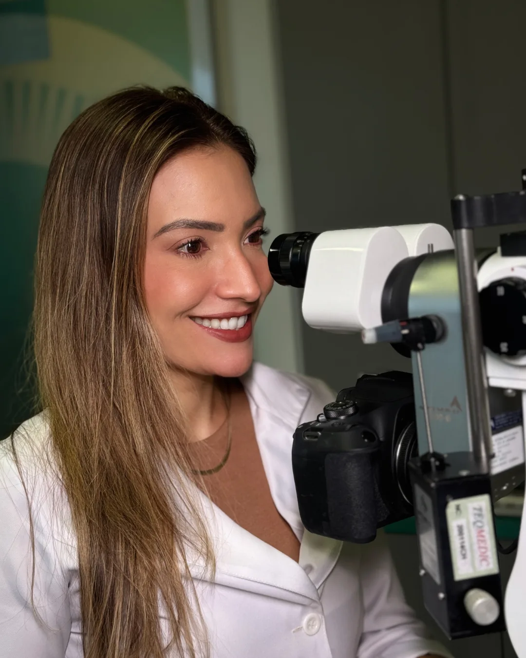 Exame na lâmpada de fenda para avaliação de doenças da córnea na Cohen Oftalmologia em Manaus