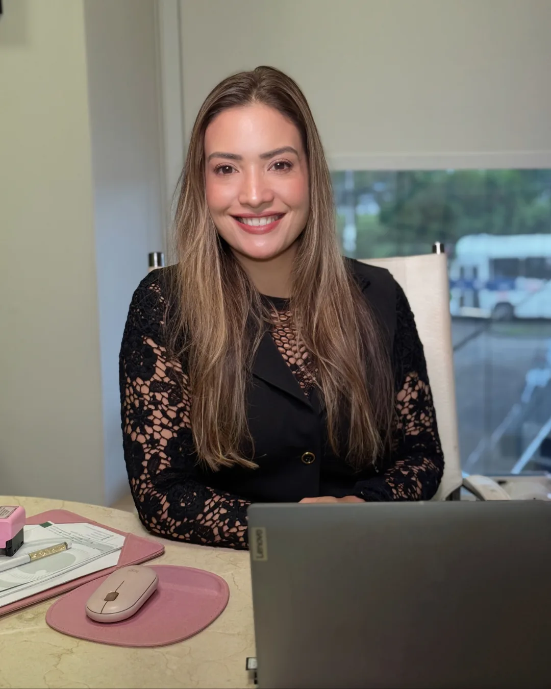 Dra. Sabrina Cohen, especialista em cirurgia de pterígio em Manaus, no consultório da Cohen Oftalmologia
